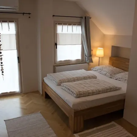 Dvorec فندق مبيت وإفطار 3*