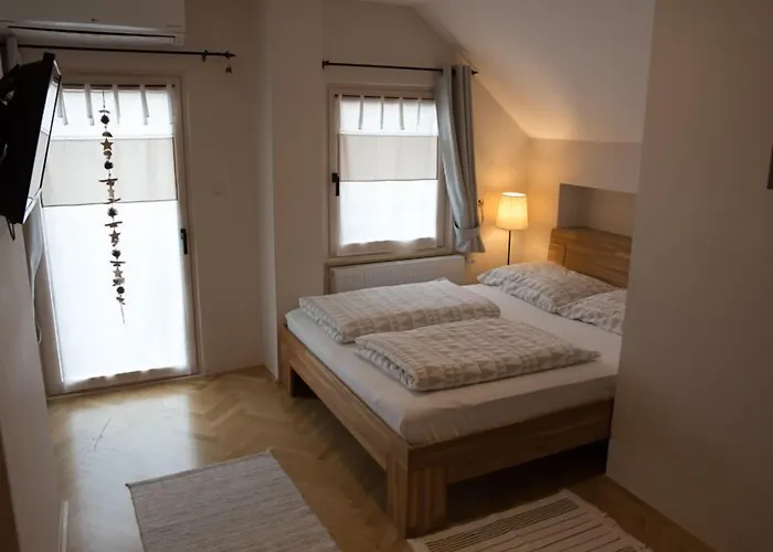 Dvorec Bed & Breakfast 3*